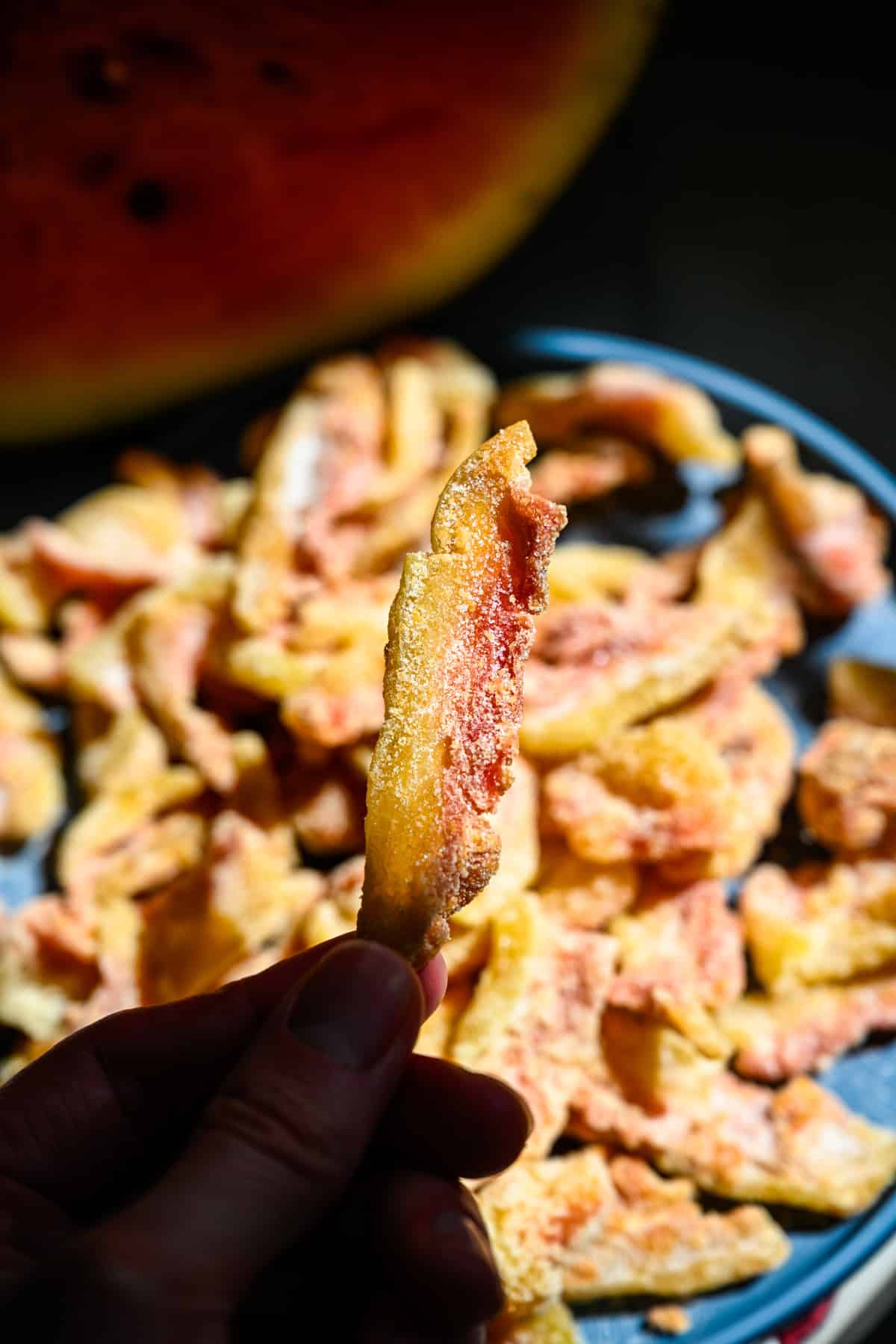 Vattenmelon skal godis på en blå platta.