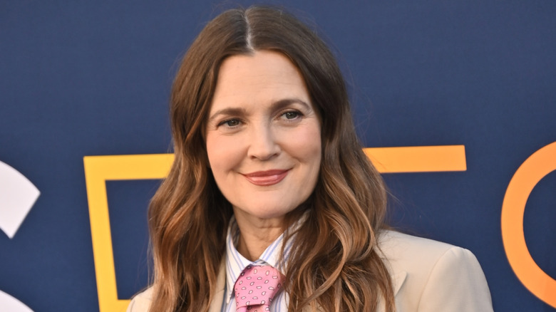 Drew Barrymore ler under en händelse på röda mattan