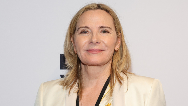 Kim Cattrall poserar på ett reklamevenemang