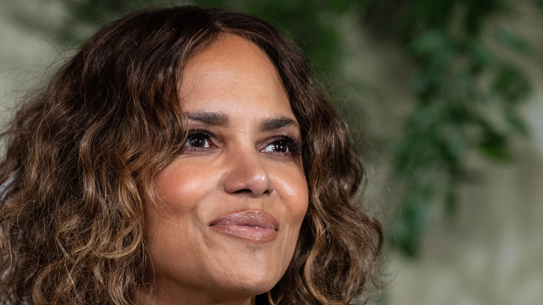 Halle Berry ler vid en offentlig tillställning