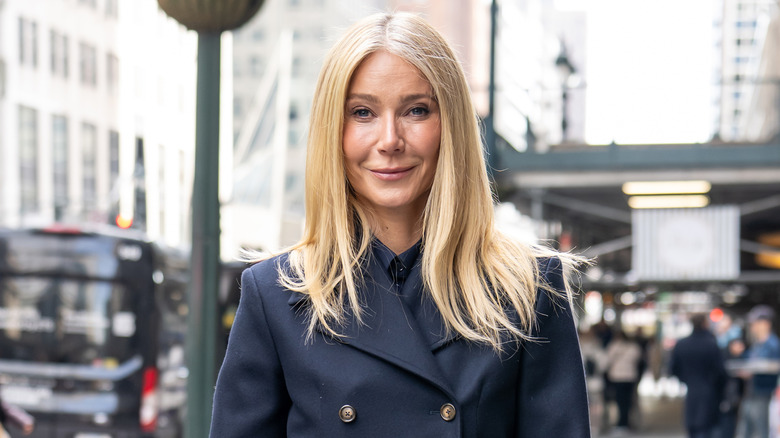 Gwyeth Paltrow på en livlig gata