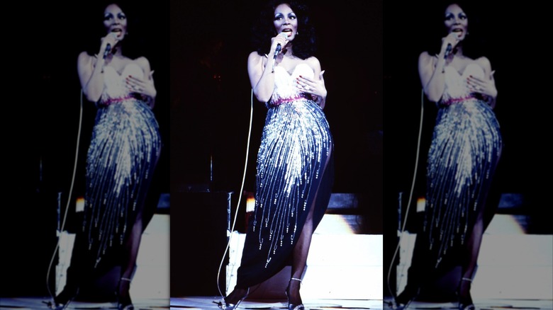Donna Summer uppträder i en juvelklädd i Los Angeles 1978