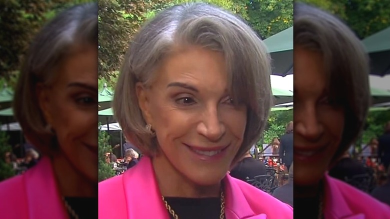 En Instagram-video stillbild av Hilary Farr som intervjuas utanför iförd en ljusrosa kavaj.