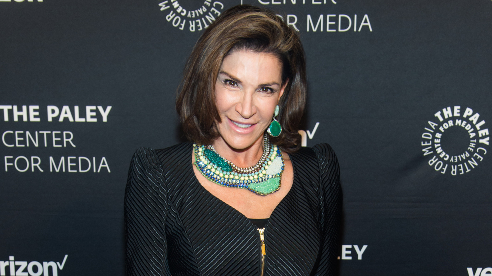 HGTV-stjärnan Hilary Farr gör att övergången till grått hår ser så elegant ut