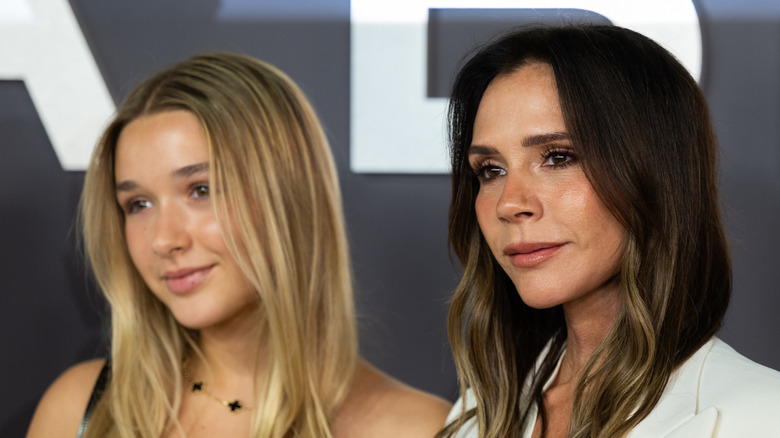 Harper Beckham och Victoria Beckham deltar 
