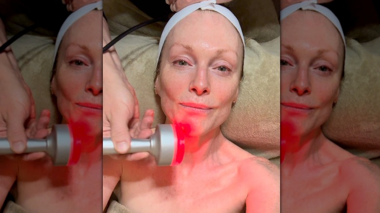Julianne Moore lägger upp en selfie när hon får hudvårdsbehandling