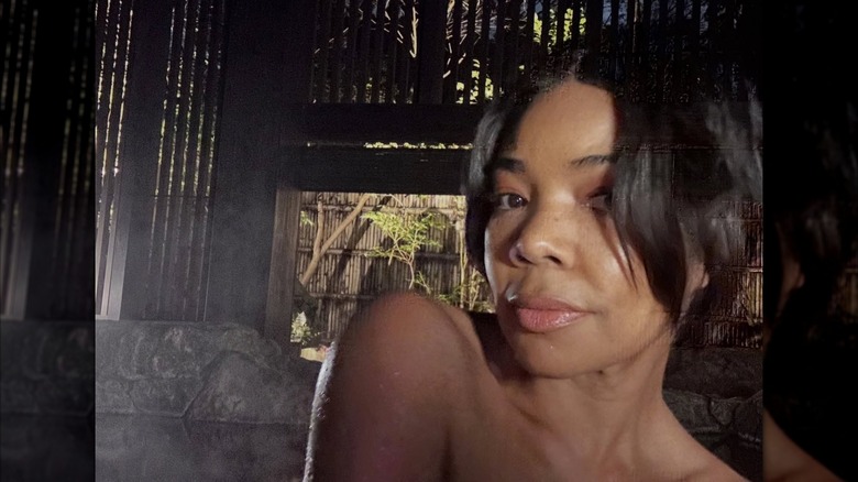 Gabrielle Union postade en selfie av sig själv när hon njöt av en onsen i Kyoto, Japan på Instagram
