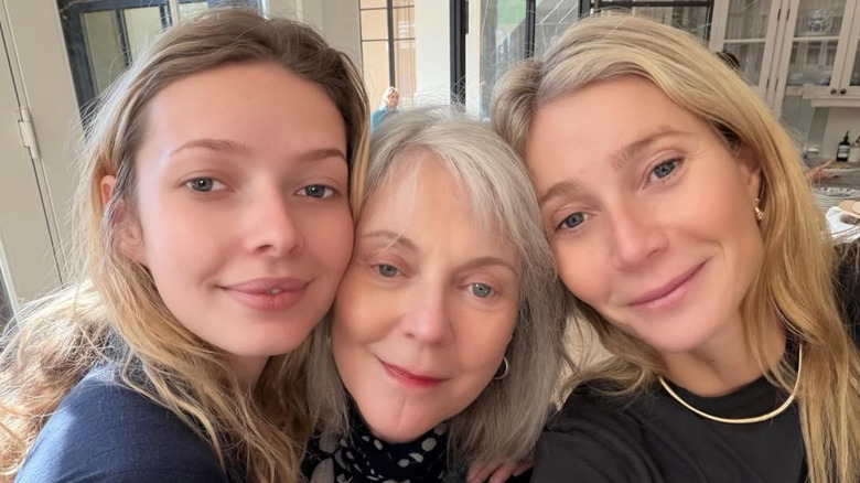 Gwyneth Paltrow lägger upp en sminkfri selfie med sin dotter Apple Martin och hennes mamma Blythe Danner