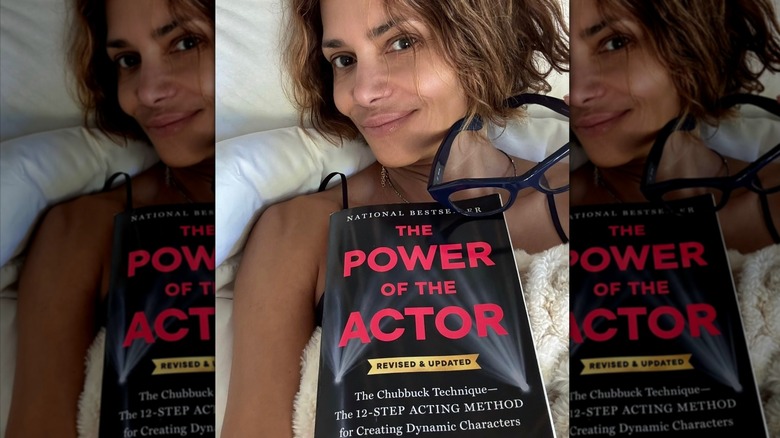 Halle Berry lägger upp en selfie sminkfri och med en bok i sängen