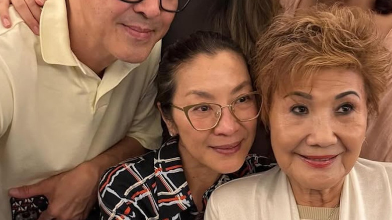 Michelle Yeoh poserar för en gruppselfie utan smink