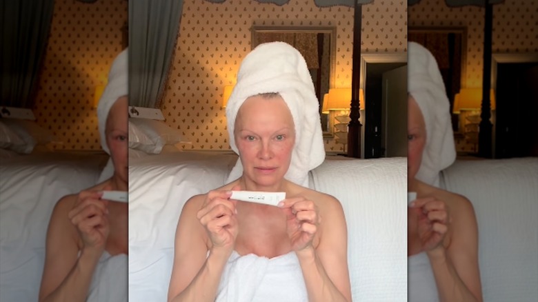Pamela Anderson filmar en sminkfri hudvårdsvideo på Instagram