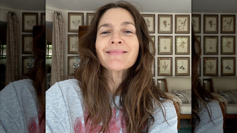 Drew Barrymore lägger upp en selfie av sig själv sminkfritt på Instagram
