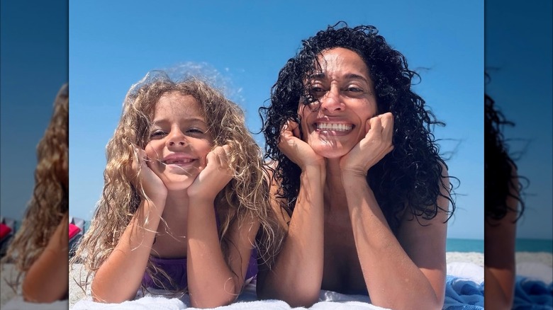 Tracee Elliss Ross njuter av en stranddag med sin systerdotter