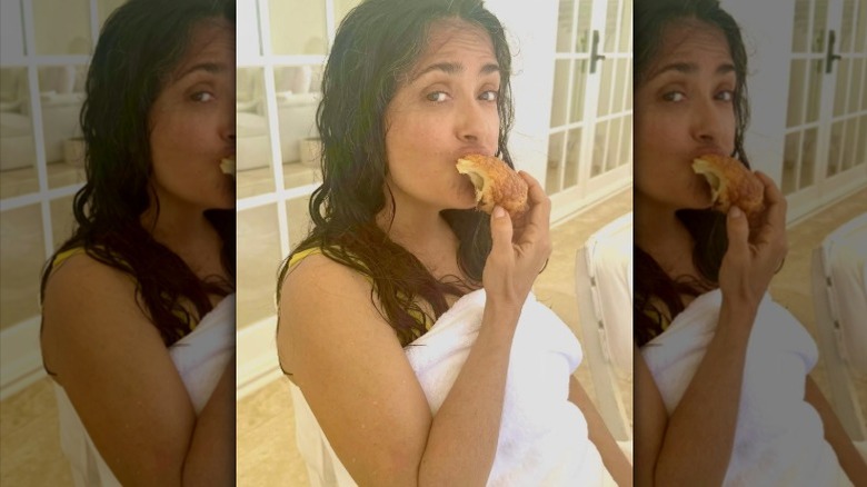 Salma Hayek njuter av ett bakverk utan smink