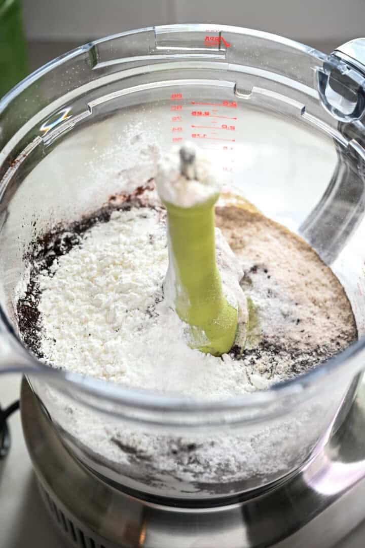 Torka ingredienserna till oreokaksdegen i matberedare innan du mixar.