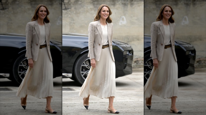 Kate Middleton iklädd en randig kavaj och vit kjol