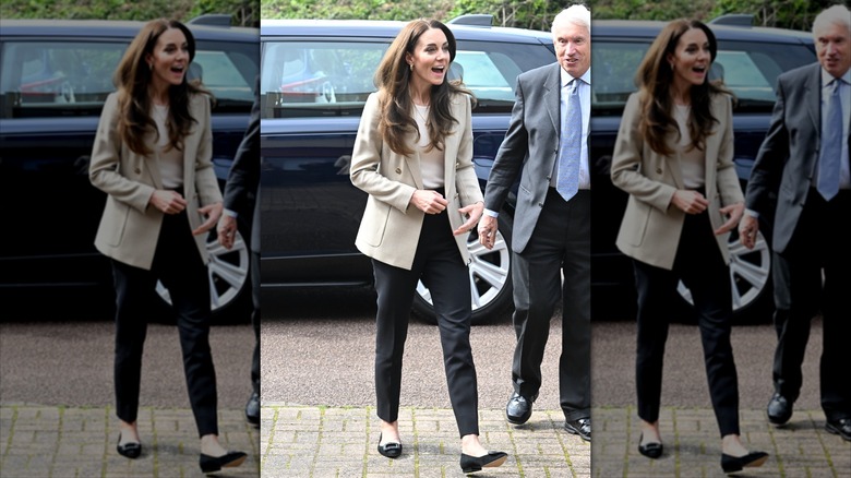 Kate Middleton klädd i en brun kavaj och svarta byxor