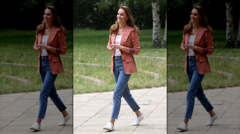 Kate Middleton bär jeans och sneakers