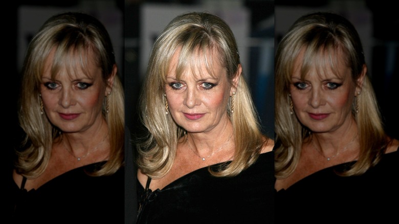 Twiggy tittar ner i en svart topp och svart eyeliner