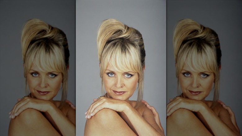 Twiggy poserar för en fotografering med en updo