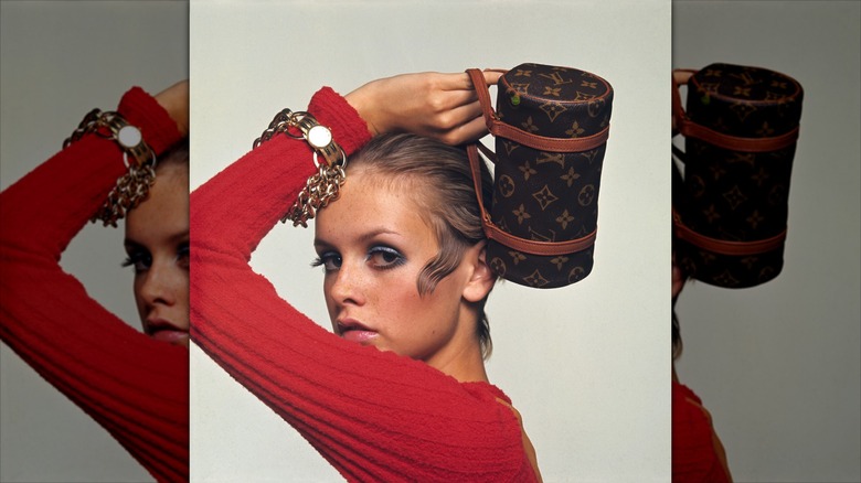 Twiggy poserar för en fotografering iförd blå ögonskugga och en röd topp