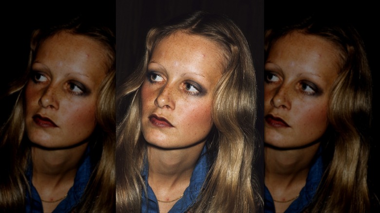 Twiggy ser till vänster iklädd en blå skjorta och rökig ögonmakeup