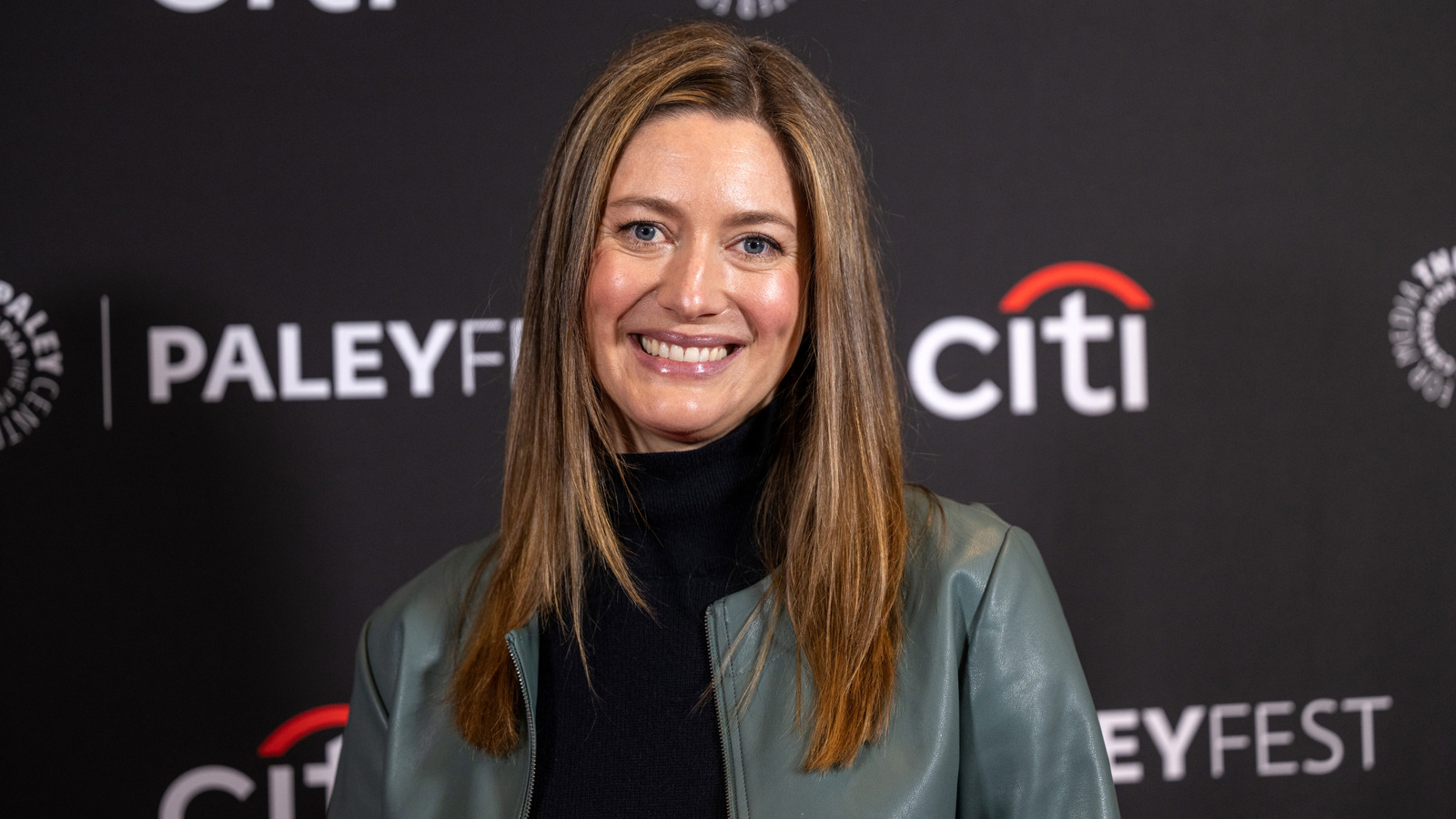Young Sheldons Zoe Perry har vuxit upp till att bli mamma Laurie Metcalfs tvilling och dessa bilder bevisar det