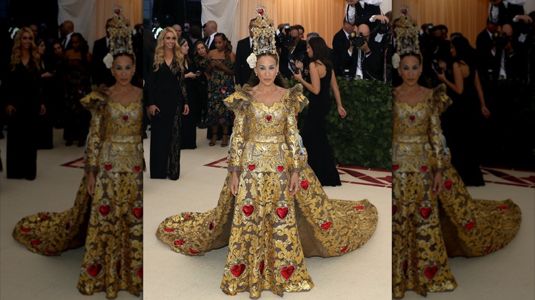 Sarah Jessica Parker poserar på Met Gala i guldklänning och utsmyckad guldhuvud 2018.