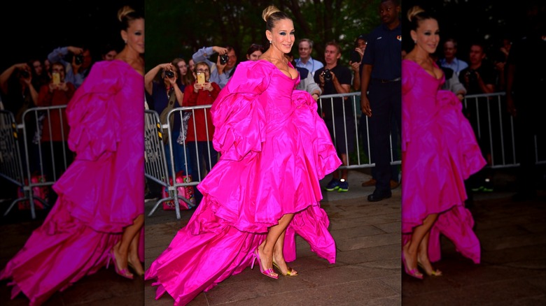 Sarah Jessica Parker poserar utomhus vid ett event 2019 iklädd en böljande rosa klänning.