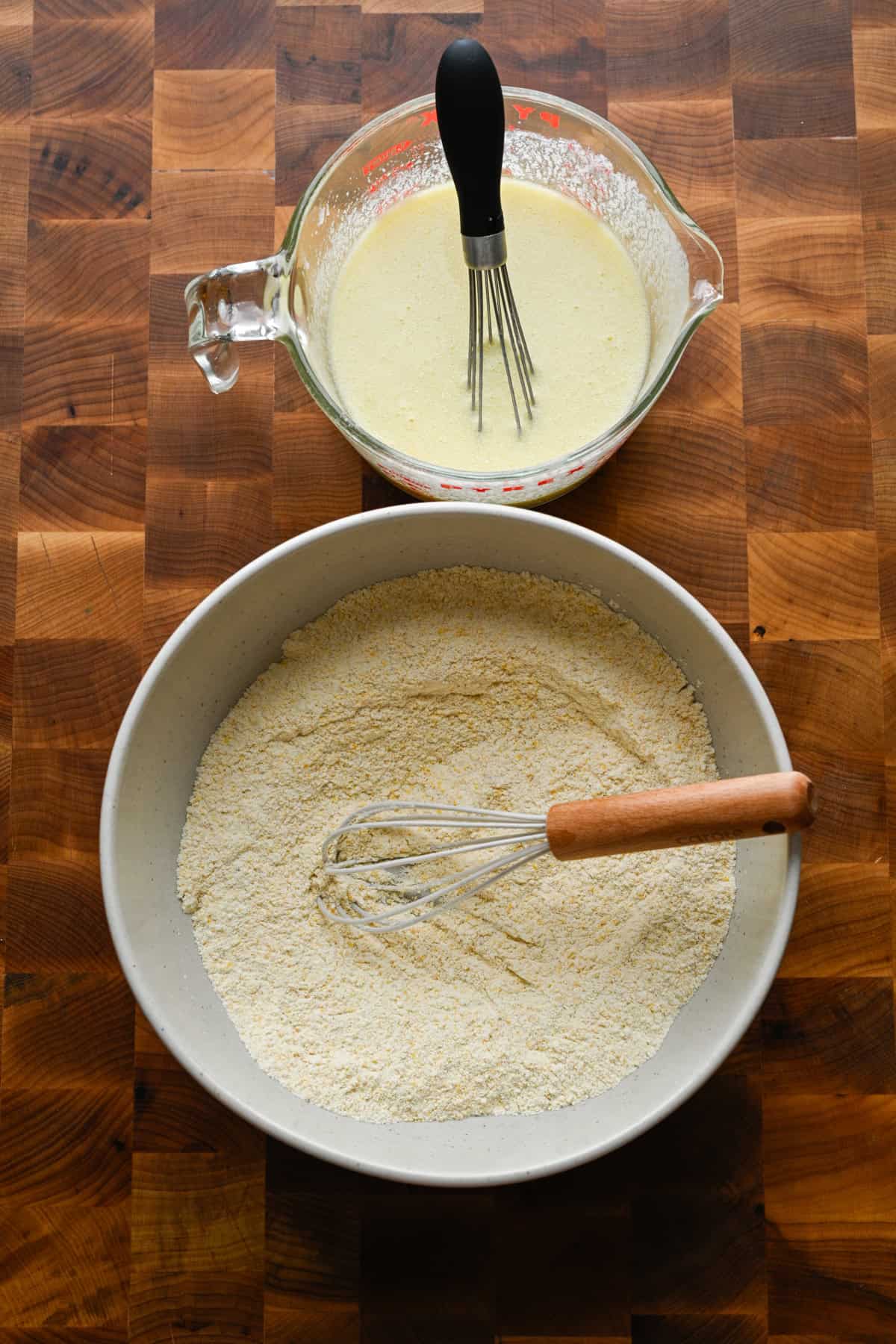 Våta och torra ingredienser förberedda för majsbrödet.