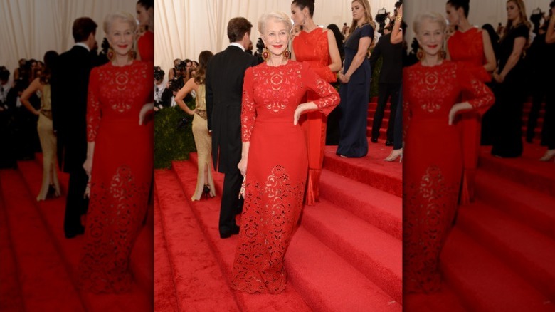 Helen Mirren poserar på trappan till Met Gala