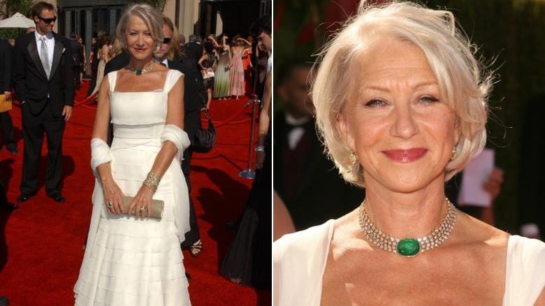 Helen Mirren poserar på 2006 års Emmy i en vit klänning och smaragdhalsband