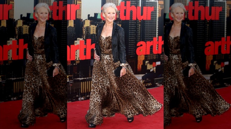 Helen Mirren anländer till Arthur-premiären iförd en leopardmönstrad klänning
