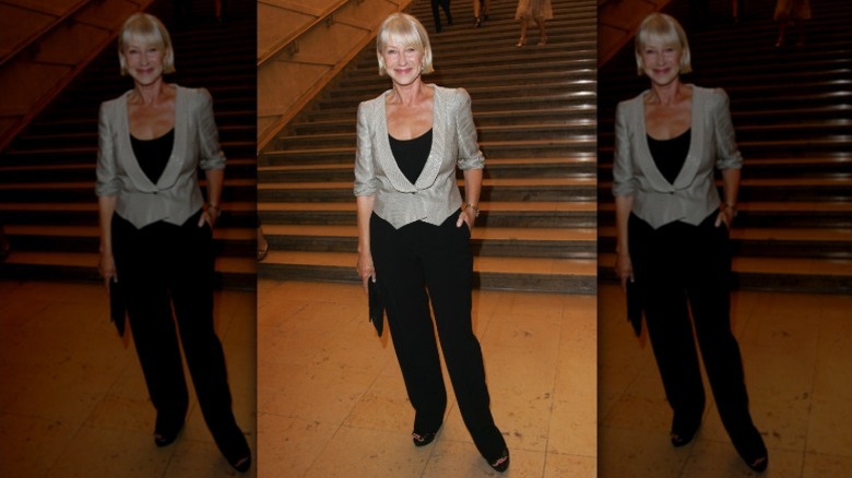 Helen Mirren poserar utanför Armani-visningen på Paris Fashion Week