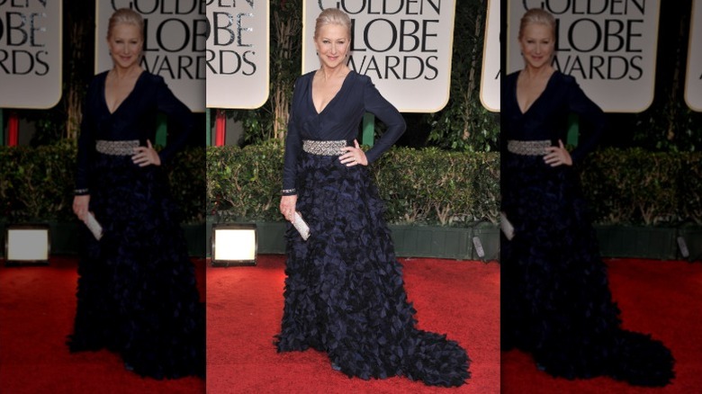 Helen Mirren poserar i en marin klänning på Golden Globes