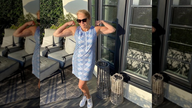Katie Couric poserar för ett foto medan hon visar upp sina starka biceps