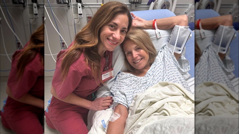 Katie Couric poserar med sin läkare när hon ligger i en sjukhussäng