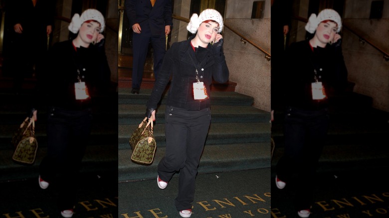 Kelly Osbourne, 17, dotter till rockaren Ozzy Osbourne, lämnar ett hotell med sin familj den 24 december 2001 i New York City
