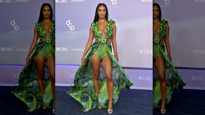 Mia Calabrese anländer till AMA i en grön Versace-klänning