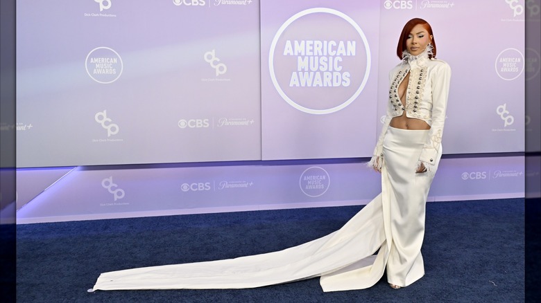Mariah the Scientist anländer till AMAs