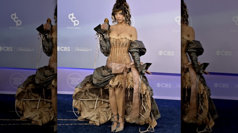 Melania Martinez poserar på AMAs