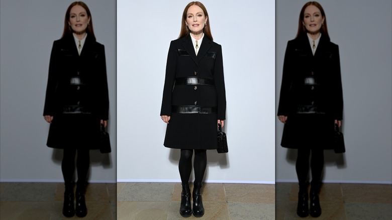 Julianne Moore på Louis Vuitton höst/vintershow under Paris Fashion Week i mars 2022