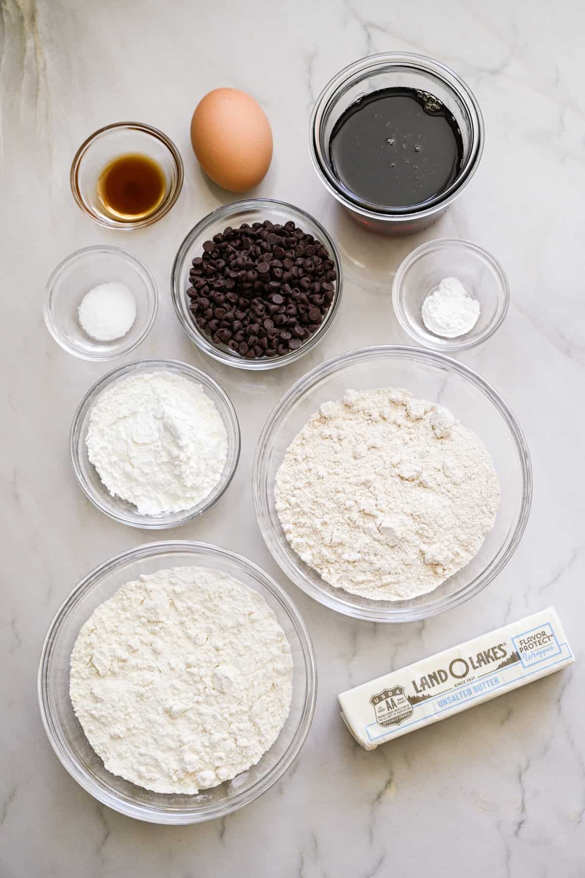 Ovanifrån av kaka skarpa ingredienser.