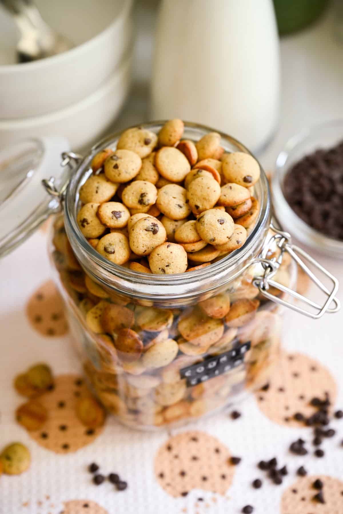 Ovanifrån av cookie crisp spannmål i en burk.