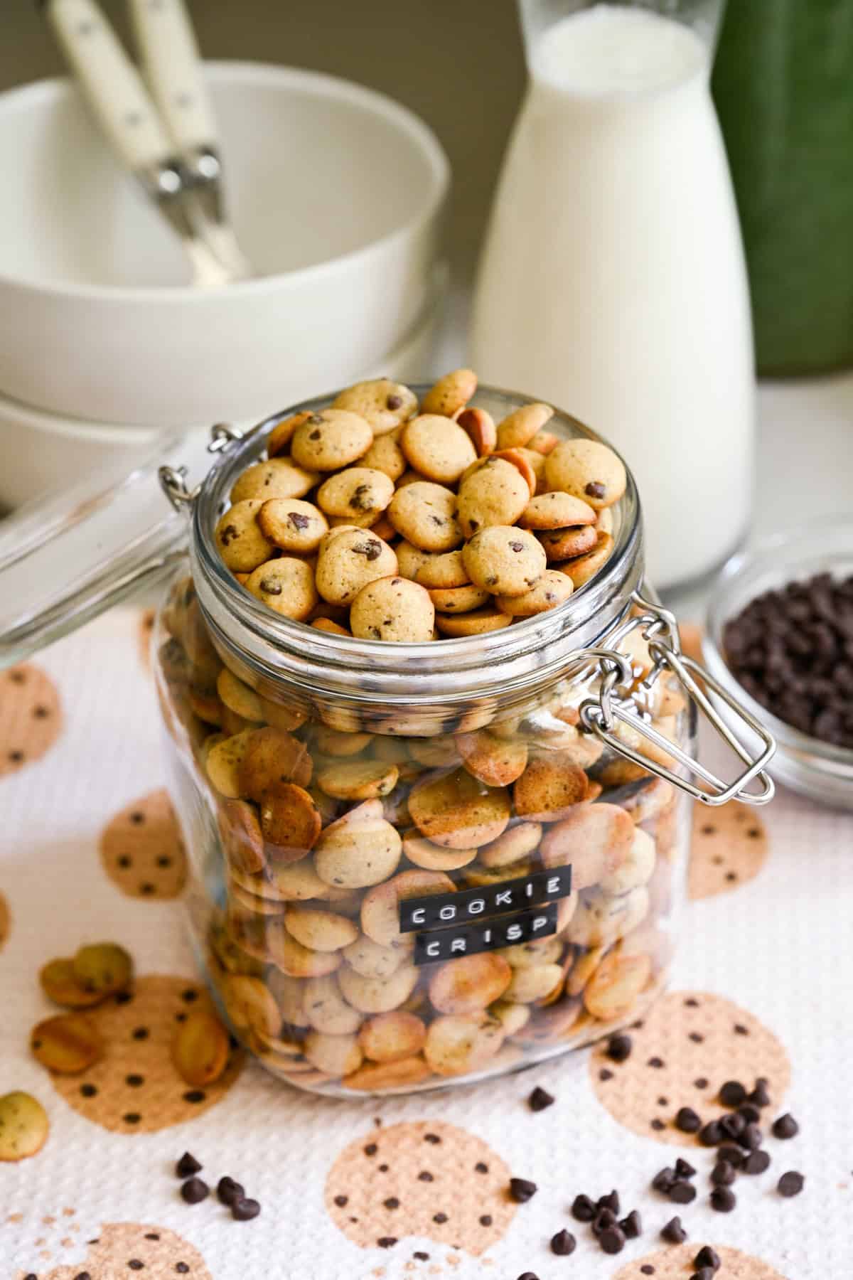 Framifrån av cookie crisp spannmål i en burk.