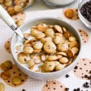 Ovanifrån av cookie crisp spannmål i en skål.