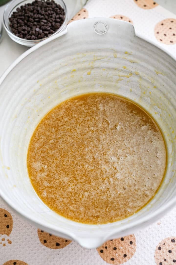 Ovanifrån av kaka knaprig smet våta ingredienser.