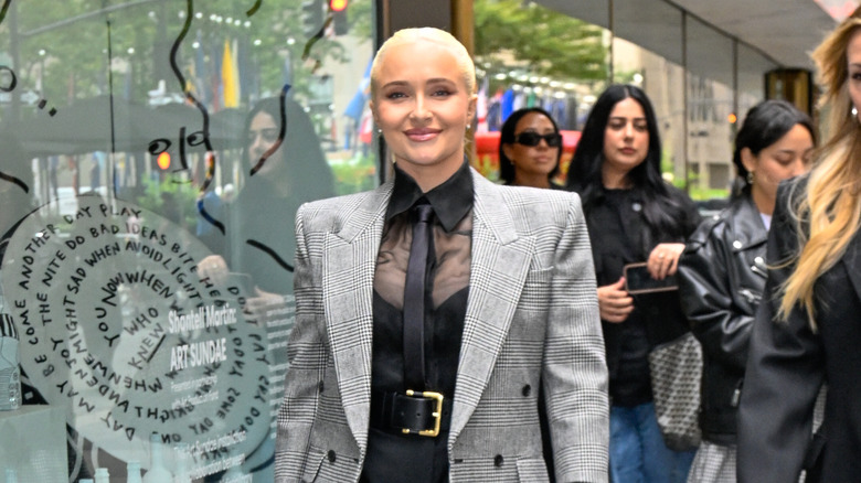 Hayden Panettiere går i en skir skjorta, slips och kavaj