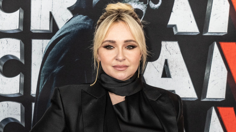 Hayden Panettiere poserar på röda mattan iklädd en svart satinkavaj