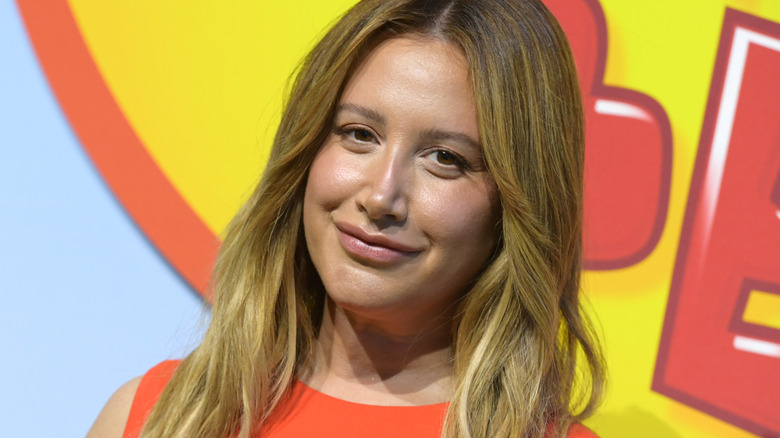 Ashley Tisdale poserar 2025 vid ett offentligt evenemang